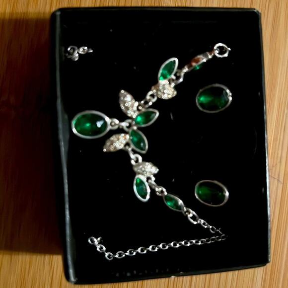 Green Glass and rhinestone Avon Necklaces and earrings - Picture 1 of 2